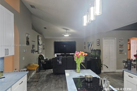 Casa en venta en Deltona, Florida, 4 dormitorios, 194.91 m2 № 2031502 - foto 9