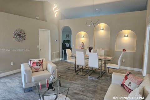 Casa en venta en Deltona, Florida, 4 dormitorios, 194.91 m2 № 2031502 - foto 5