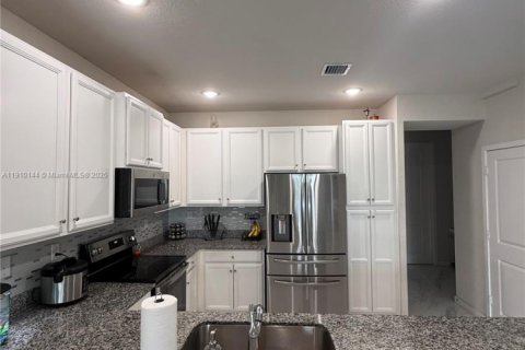 Touwnhouse à louer à Homestead, Floride: 3 chambres, 142.14 m2 № 1966397 - photo 8