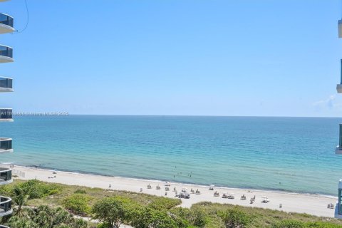 Condo in Surfside, Florida, 1 bedroom  № 1881752 - photo 2