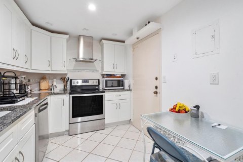 Condo in Surfside, Florida, 1 bedroom  № 1881752 - photo 7