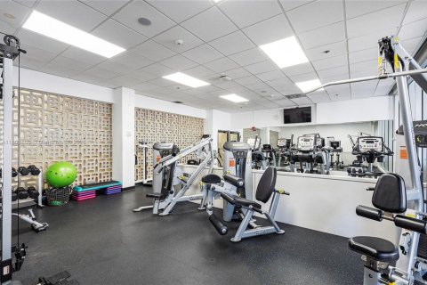 Condo in Surfside, Florida, 1 bedroom  № 1881752 - photo 17