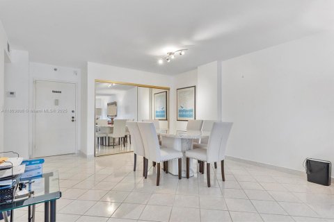 Condo in Surfside, Florida, 1 bedroom  № 1881752 - photo 6