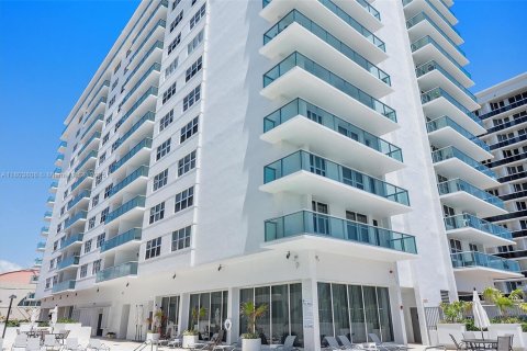 Condo in Surfside, Florida, 1 bedroom  № 1881752 - photo 19