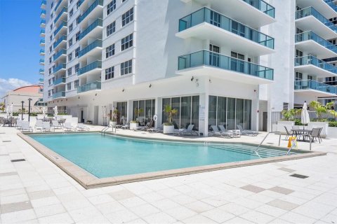 Condo in Surfside, Florida, 1 bedroom  № 1881752 - photo 18