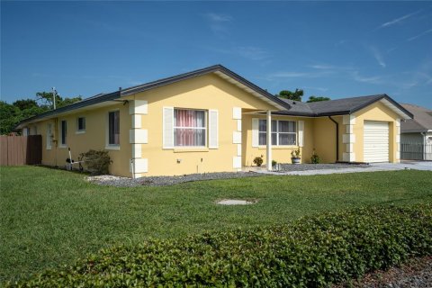 House in Deltona, Florida 3 bedrooms, 182.65 sq.m. № 2399050 - photo 2