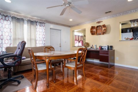 House in Deltona, Florida 3 bedrooms, 182.65 sq.m. № 2399050 - photo 7