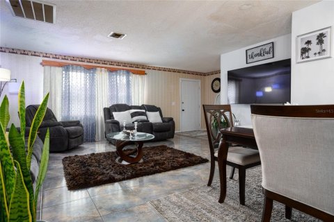 House in Deltona, Florida 3 bedrooms, 182.65 sq.m. № 2399050 - photo 6
