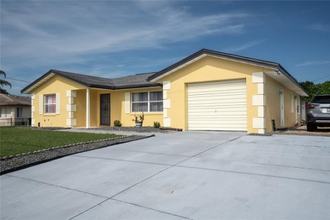 House in Deltona, Florida 3 bedrooms, 182.65 sq.m. № 2399050 - photo 3