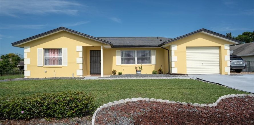 House in Deltona, Florida 3 bedrooms, 182.65 sq.m. № 2399050