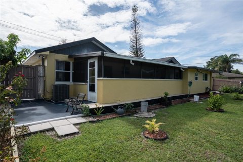 House in Deltona, Florida 3 bedrooms, 182.65 sq.m. № 2399050 - photo 5