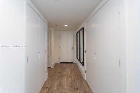 Apartment in Miami Beach, Florida 2 bedrooms, 104.98 sq.m. № 2076949