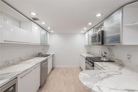 Condo in Key Biscayne, Florida, 2 bedrooms  № 1237247 - photo 9