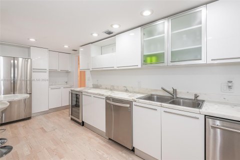Condo in Key Biscayne, Florida, 2 bedrooms  № 1237247 - photo 12