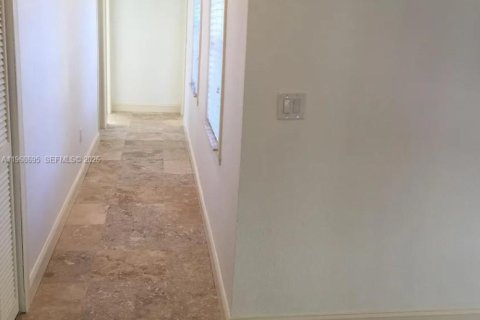 Casa en alquiler en Miami, Florida, 3 dormitorios, 203.46 m2 № 2031713 - foto 13