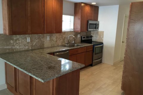 Casa en alquiler en Miami, Florida, 3 dormitorios, 203.46 m2 № 2031713 - foto 3