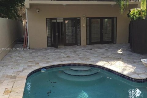 Casa en alquiler en Miami, Florida, 3 dormitorios, 203.46 m2 № 2031713 - foto 2