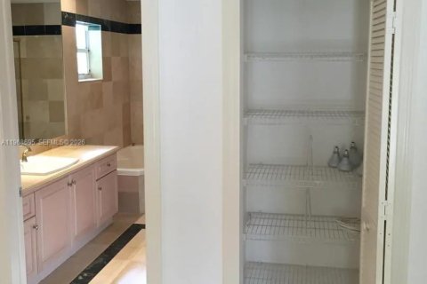 Casa en alquiler en Miami, Florida, 3 dormitorios, 203.46 m2 № 2031713 - foto 9