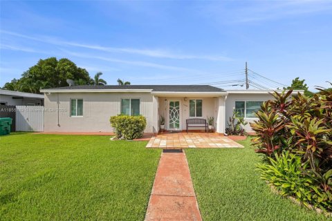 Casa en venta en Miami, Florida, 4 dormitorios, 153.75 m2 № 1878006 - foto 3