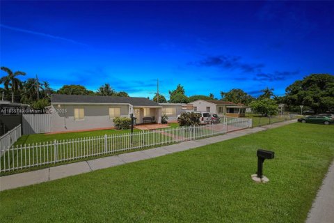 Casa en venta en Miami, Florida, 4 dormitorios, 153.75 m2 № 1878006 - foto 1
