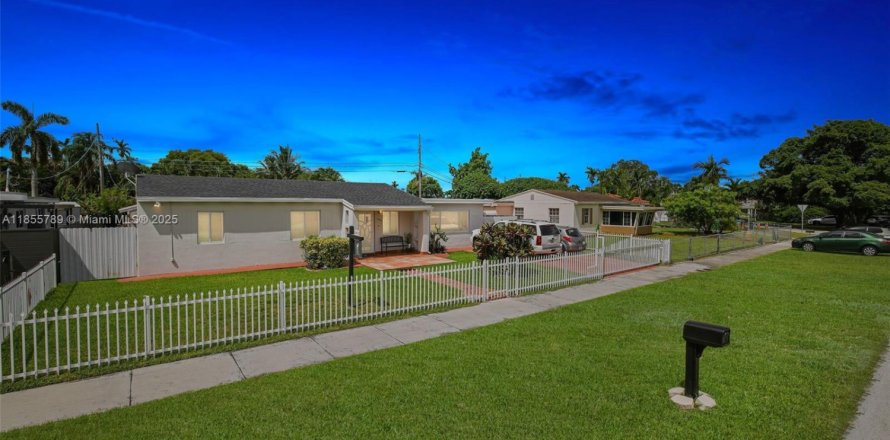 Casa en Miami, Florida 4 dormitorios, 153.75 m2 № 1878006