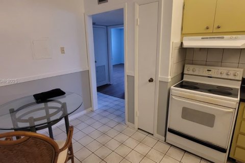 Condo in Lauderhill, Florida, 1 bedroom  № 2016584 - photo 10