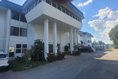 Condo in Lauderhill, Florida, 1 bedroom  № 2016584 - photo 3