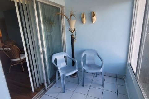 Condo in Lauderhill, Florida, 1 bedroom  № 2016584 - photo 15