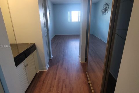 Condo in Lauderhill, Florida, 1 bedroom  № 2016584 - photo 13
