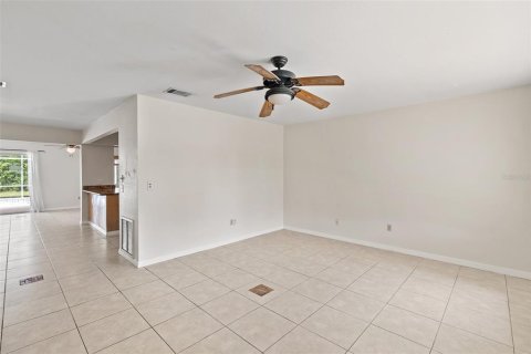 House in Palm Bay, Florida 3 bedrooms, 155.8 sq.m. № 1900341 - photo 7