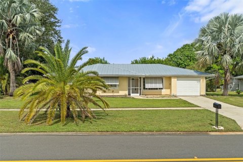 House in Palm Bay, Florida 3 bedrooms, 155.8 sq.m. № 1900341 - photo 1