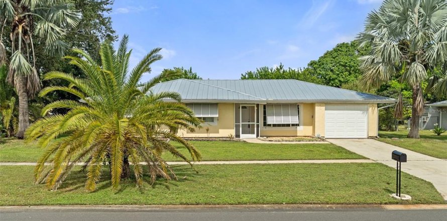 House in Palm Bay, Florida 3 bedrooms, 155.8 sq.m. № 1900341
