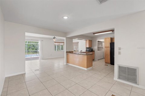 House in Palm Bay, Florida 3 bedrooms, 155.8 sq.m. № 1900341 - photo 11
