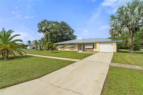 House in Palm Bay, Florida 3 bedrooms, 155.8 sq.m. № 1900341 - photo 2