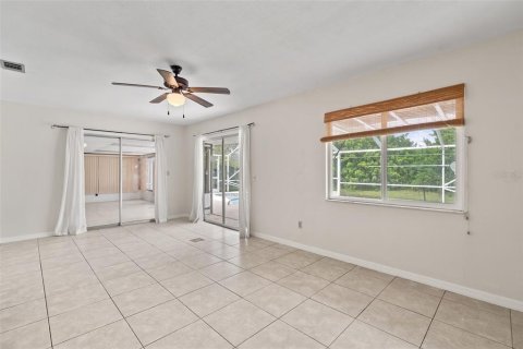 House in Palm Bay, Florida 3 bedrooms, 155.8 sq.m. № 1900341 - photo 21