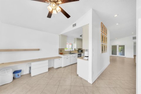 House in Boca Raton, Florida 3 bedrooms, 218.51 sq.m. № 2261930 - photo 8