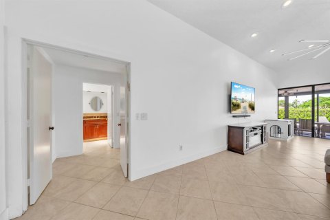 House in Boca Raton, Florida 3 bedrooms, 218.51 sq.m. № 2261930 - photo 20