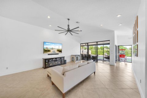 House in Boca Raton, Florida 3 bedrooms, 218.51 sq.m. № 2261930 - photo 11