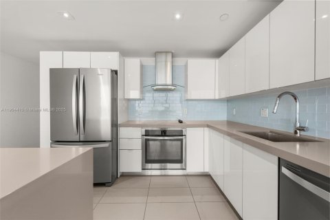 Condo in Miami, Florida, 2 bedrooms  № 1957250 - photo 3