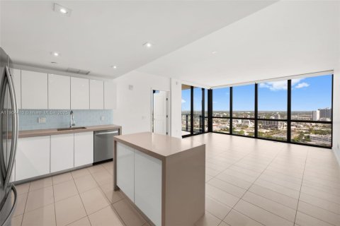 Condo in Miami, Florida, 2 bedrooms  № 1957250 - photo 1