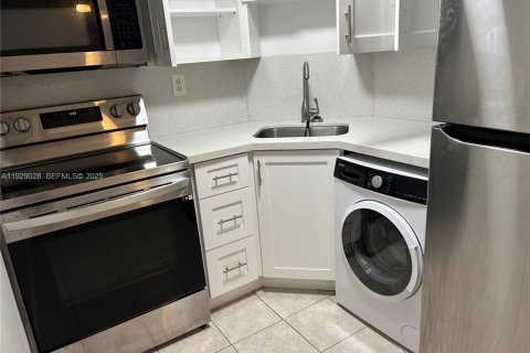 Apartment in Fort Lauderdale, Florida 2 bedrooms, 645.76 sq.m. № 1988741 - photo 6