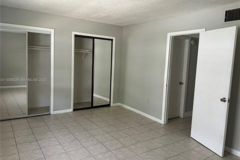 Apartment in Fort Lauderdale, Florida 2 bedrooms, 645.76 sq.m. № 1988741 - photo 11