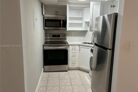 Apartment in Fort Lauderdale, Florida 2 bedrooms, 645.76 sq.m. № 1988741 - photo 4