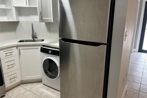 Apartment in Fort Lauderdale, Florida 2 bedrooms, 645.76 sq.m. № 1988741 - photo 3