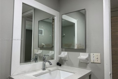 Apartment in Fort Lauderdale, Florida 2 bedrooms, 645.76 sq.m. № 1988741 - photo 19