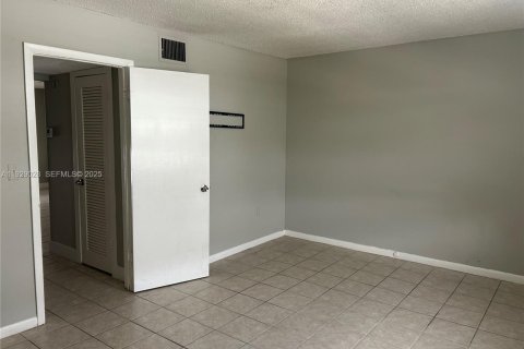 Apartment in Fort Lauderdale, Florida 2 bedrooms, 645.76 sq.m. № 1988741 - photo 10