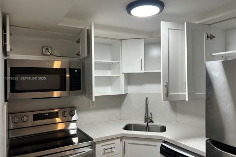 Apartment in Fort Lauderdale, Florida 2 bedrooms, 645.76 sq.m. № 1988741 - photo 5