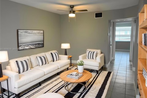 Apartment in Fort Lauderdale, Florida 2 bedrooms, 645.76 sq.m. № 1988741 - photo 2