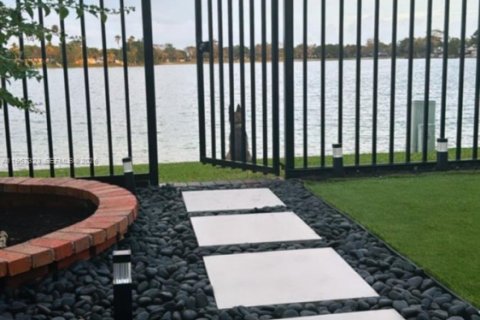 Touwnhouse à louer à Hialeah, Floride: 3 chambres, 132.94 m2 № 2028587 - photo 4