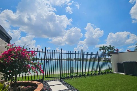 Townhouse in Hialeah, Florida 3 bedrooms, 132.94 sq.m. № 2028587